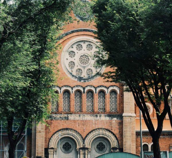Photographer for tourist - Nha Tho Duc Ba - Immaculate Conception Cathedral Basilica - Cathédrale Notre-Dame de Saïgon