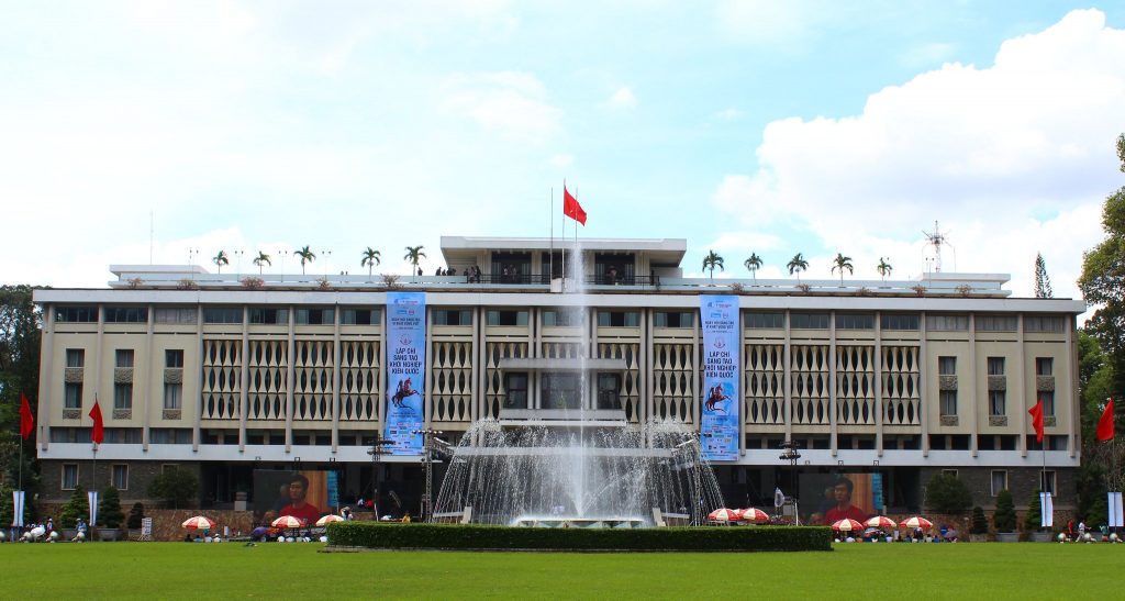 Photographer for tourist vietnam-dinh Norodom-Independence Palace